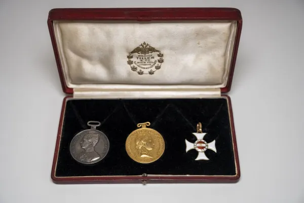 Pivka, Park vojaske zgodovine.Vsa tri najvisja odlikovanja za hrabrost, ki jih je dobil baron Andrej Čehovin (1810-1855) za udejstvovanje v avstrijski cesarski vojski v letih 1848 in 1849.Foto: Park vojaske zgodovine