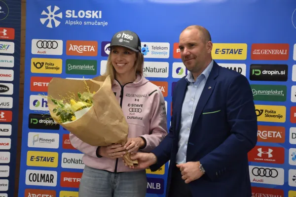 Ana Bucik Jogan in direktor smučarska zveza Uro&scaron; Zupan