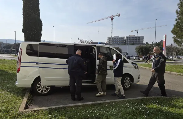 Kdo je sodeloval pri uničevanju grobov?