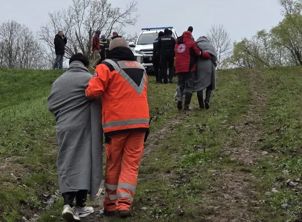 Kot je sporočil hrva&scaron;ki notranji minister Davor Božinović, najverjetneje gre za migrante, ki so med poskusom nezakonitega prečkanja meje z BiH obtičali na težko dostopnem močvirnatem terenu.