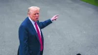 Ameri&scaron;ki predsednik Donald Trump v pogovoru z novinarji pred Belo hiso.