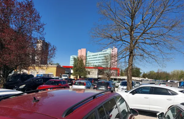 300 parkiri&scaron;č ob &scaron;empetrski bolni&scaron;nici ni dovolj za vse večji dnevni obisk, v vodstvu razmi&scaron;ljajo tudi o parkirnini
