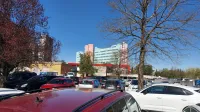 300 parkiri&scaron;č ob &scaron;empetrski bolni&scaron;nici ni dovolj za vse večji dnevni obisk, v vodstvu razmi&scaron;ljajo tudi o parkirnini