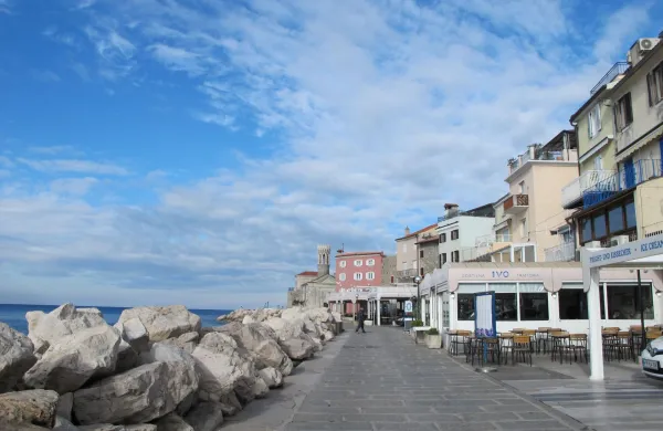 Piran Tartinijev trg morje sonce turizem