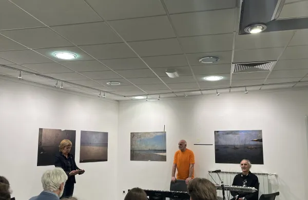 V Pavlovčevi galeriji so v petek odprli razstavo Silence/Ti&scaron;ina armenskega umetnika Bagrata Arazyana