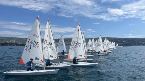 Pred Izolo jadralo skoraj 200 jadrnic, pred Portorožem pa 500 optimistov