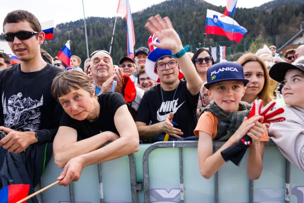 Sprejem smučarskih skakalcev Nike in Domna Prevca ob koncu letosnje sezone, v kateri sta dosegla vrhunske rezultate.