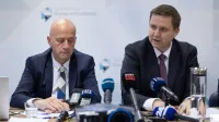 Predsednik Državne volilne komisije Peter Golob (levo) in direktor službe DVK Igor Zorčič