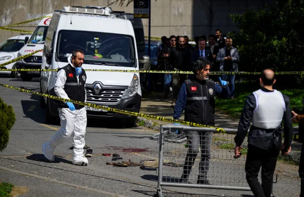V obstreljevanju z varnostnimi silami pred poslopjem izraelskega konzulata v Istanbulu je bil ubit napadalec, &scaron;e dva sta bila ranjena.