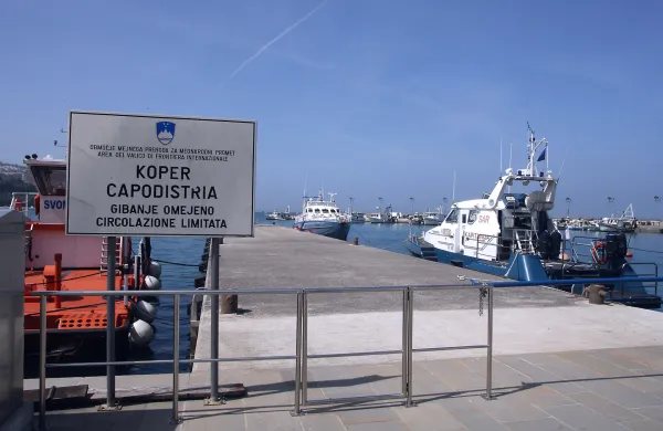 Koper, 22.04.2015Uprava za pomorstvo, obisk minister za infrastrukturo in prostor Peter Ga&scaron;per&scaron;ič, carinski pomol in čoln SAR Kapitanija, kapitanije in policijski čol