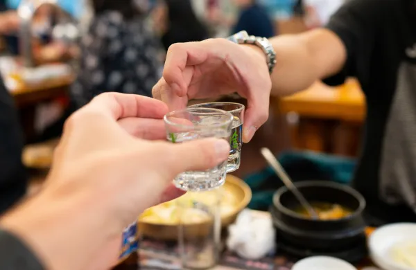Alkohol pitje alkoholizemUnsplash.com - NI POTREBEN PODPIS