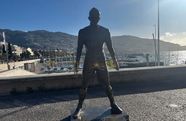 Kip Cristiana Ronalda v Funchalu - nekateri ga fotografirajo, drugi se ga dotikajo, predvsem na enem delu, ki je zaradi neprestanih dotikov že skoraj spoliran.