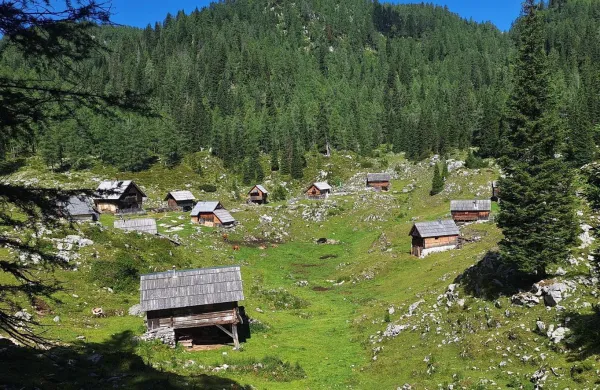 Pomembna so tudi začasna naselja in posamezni razpr&scaron;eni objekti, ki so se razvili za potrebe opravljanja tradicionalnih dejavnosti.