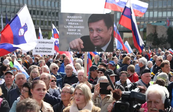 Protikorupcijski shod, ki ga ob ustanovni seji DZ organizira Ale? Primc, dru?ba Boris Toma?i?, Zala Toma?i?Foto:Marko Vavpoti?/F.A.BOBO