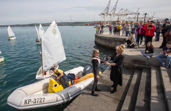 Koper, 11.04.2026Dru?tvo onkolo?kih bolnikov Slovenije, 40 let. Kilometri zmag.Mlade jadralke jadralnega kluba Jadro Koper so pripeljale ?tafeto za kilometre zmag