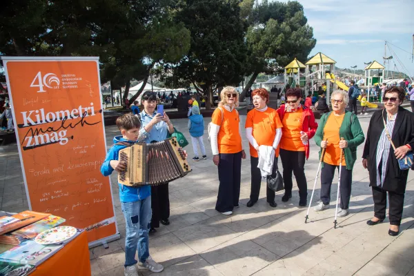 Koper, 11.04.2026Dru?tvo onkolo?kih bolnikov Slovenije, 40 let. Kilometri zmag.Mlade jadralke jadralnega kluba Jadro Koper so pripeljale ?tafeto za kilometre zmag