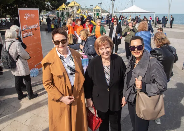 Koper, 11.04.2026Dru?tvo onkolo?kih bolnikov Slovenije, 40 let. Kilometri zmag.Mlade jadralke jadralnega kluba Jadro Koper so pripeljale ?tafeto za kilometre zmag