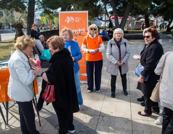 Koper, 11.04.2026Dru?tvo onkolo?kih bolnikov Slovenije, 40 let. Kilometri zmag.Mlade jadralke jadralnega kluba Jadro Koper so pripeljale ?tafeto za kilometre zmag