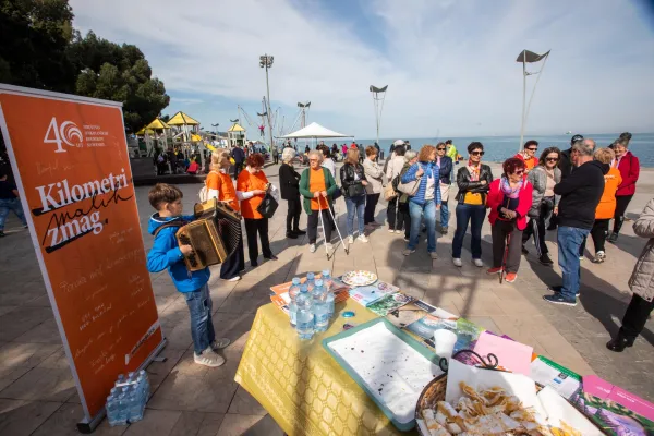 Koper, 11.04.2026Dru?tvo onkolo?kih bolnikov Slovenije, 40 let. Kilometri zmag.Mlade jadralke jadralnega kluba Jadro Koper so pripeljale ?tafeto za kilometre zmag