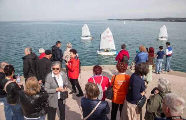 Koper, 11.04.2026Dru?tvo onkolo?kih bolnikov Slovenije, 40 let. Kilometri zmag.Mlade jadralke jadralnega kluba Jadro Koper so pripeljale ?tafeto za kilometre zmag