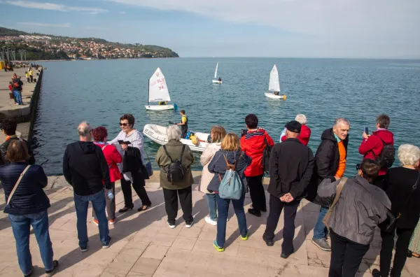 Koper, 11.04.2026Dru?tvo onkolo?kih bolnikov Slovenije, 40 let. Kilometri zmag.Mlade jadralke jadralnega kluba Jadro Koper so pripeljale ?tafeto za kilometre zmag