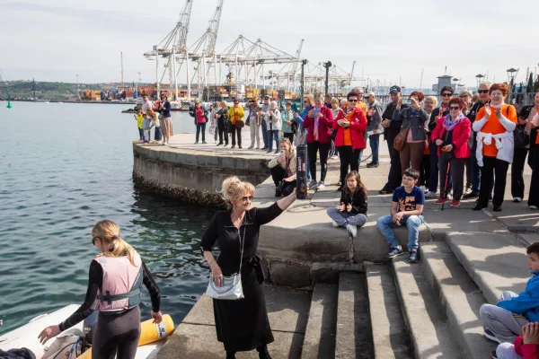 Koper, 11.04.2026Dru?tvo onkolo?kih bolnikov Slovenije, 40 let. Kilometri zmag.Mlade jadralke jadralnega kluba Jadro Koper so pripeljale ?tafeto za kilometre zmag