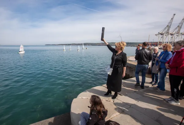 Koper, 11.04.2026Dru?tvo onkolo?kih bolnikov Slovenije, 40 let. Kilometri zmag.Mlade jadralke jadralnega kluba Jadro Koper so pripeljale ?tafeto za kilometre zmag