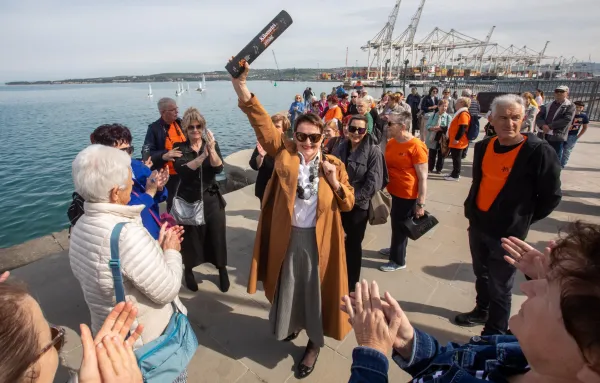 Koper, 11.04.2026Dru?tvo onkolo?kih bolnikov Slovenije, 40 let. Kilometri zmag.Mlade jadralke jadralnega kluba Jadro Koper so pripeljale ?tafeto za kilometre zmag