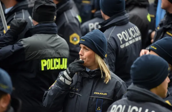 Ljubljana.Protestni shod Policijskega sindikata Slovenije in Sindikata policistov Slovenije.Z glasnimi vzkliki in piscalkami so izrazili svoje zahteve.