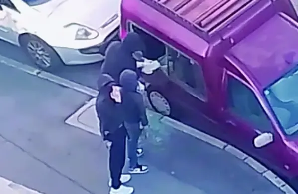 Iz parkiranega avtomobila so ukradli orodje.