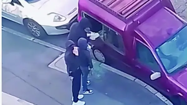 Iz parkiranega avtomobila so ukradli orodje.