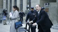 ZDA, New York.Nekdanji ameriski filmski producent Harvey Weinstein pred sodiscem, kjer proti njemu poteka sojenje za spolne napade. Weinsteina je posilstva in spolnega nadlegovanja obtozilo vec kot 80 zensk, med katerimi so tudi slavne filmske igralke.