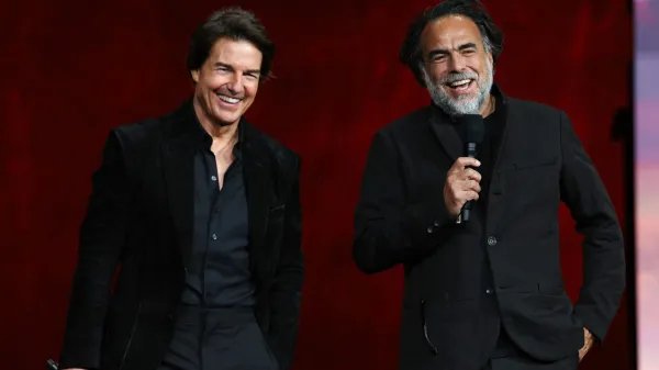 Tom Cruise presenetil s sivimi lasmi in trebuhom
