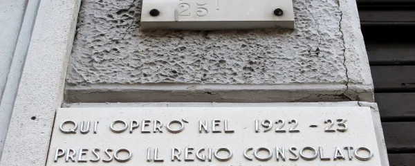 Ivo Andrić, spominska plo&scaron;ča, trg Venezia 1, kjer je delal kot konzul 1922-1923, Trst, 24. november 2012