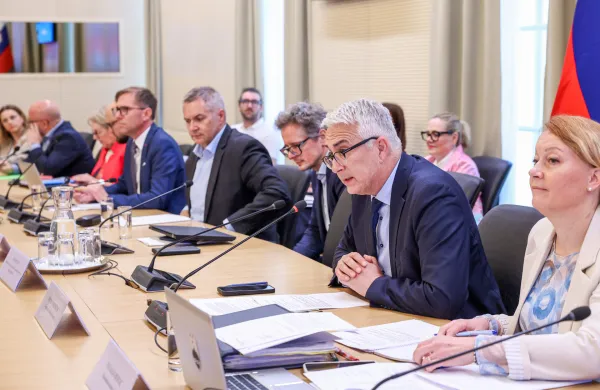 Na izredni seji ESS so med drugim podali mnenje k predlogu zakona o interventnih ukrepih za razvoj Slovenije, mnenje k predlogu interventnega zakona o dolgotrajni oskrbi in zacasni podpori izvajalcem institucionalnega varstva ter mnenje k predlogu novele zakona o zasebnem varovanju. Na fotografiji je predsednik ESS Mitja Gorenscek.