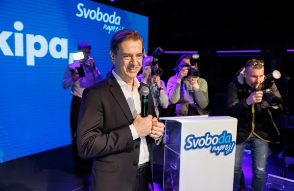 Ljubljana, Cvetlicarna.Volitve v drzavni zbor 2026.Stranka Gibanje Svoboda v pricakovanju rezultatov volitev v Cvetlicarni.Predsednik Gibanja Svoboda Robert Golob ob razglasitvi zmage na volitvah.
