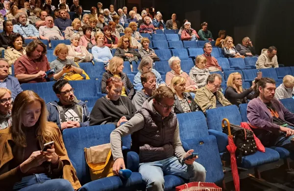 Mala dvorana Kulturnega doma Nova Gorica je bila na včeraj&scaron;nji novinarski konferenci civilne Iniciative Vsi smo kulturni dom polna