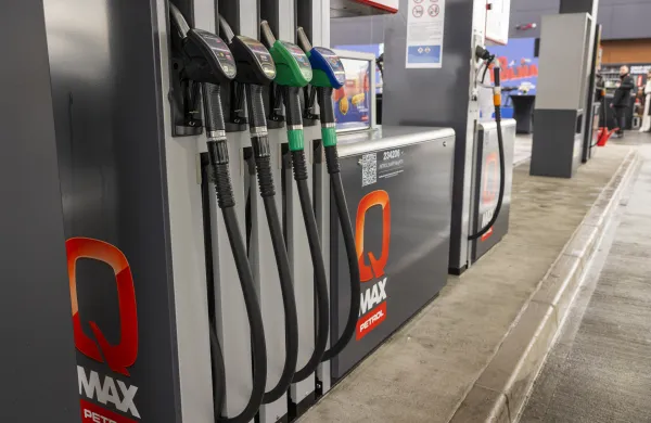 Ljubljana, prodajno mesto Petrola Barje - sever.Slavnostno odprtje Petrolovih prodajnih mest Barje - sever in jug, ki sta ju uradno odprla predsednik uprave Petrola Saso Berger in clan uprave Petrola Joze Smolic.