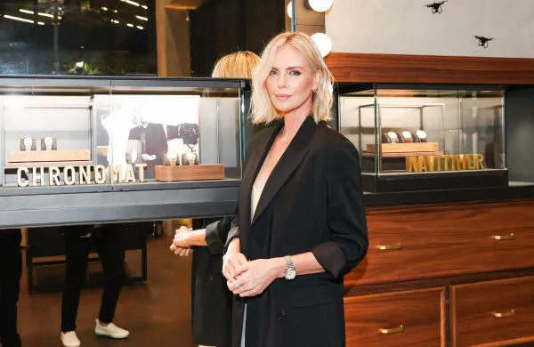 Charlize Theron je delila grozljive podrobnosti iz najstni&scaron;tva, ko je njena mati v samoobrambi ustrelila nasilnega in pijanega očeta.
