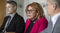 Gospodarska zbornica Slovenije je na novinarski konferenci predstavila pomladansko gospodarsko napoved ter pričakovane trende do konca leta. Na fotografiji je direktorica GZS Vesna Nahtigal.