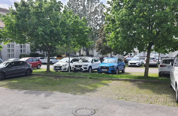 Nova Gorica: neoznačena parkirna mesta povzročajo nepregledno parkiranje in otežujejo dostopnost
