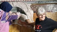 Mira Ličen pomaga pri nadzoru prenove cerkve v Izmirju