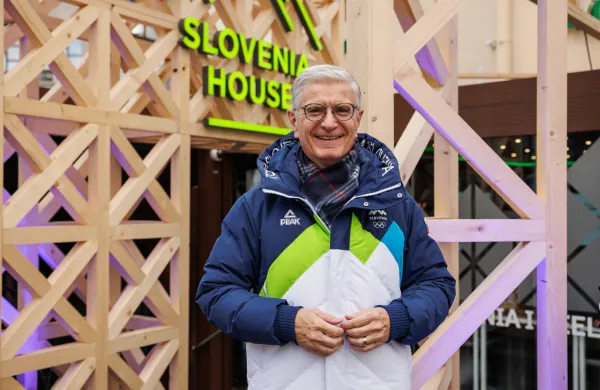 Italija, Cortina d'Ampezzo.Dogodek Slovenija - Italija: poslovno sodelovanje v olimpijskem duhu v organizaciji Javne agencije Spirit.Predsednik OKS Franjo Bobinac pred Slovensko hiso v Cortini d'Ampezzo.
