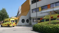 Junija, leto po prehodnem obdobju po novem zdravstvenem zakonu, bi brez sprememb interventnega zakona v &scaron;tevilnih odmaknjenih krajih dializni in onkolo&scaron;ki bolniki lahko ostali brez sanitarnih prevozov.