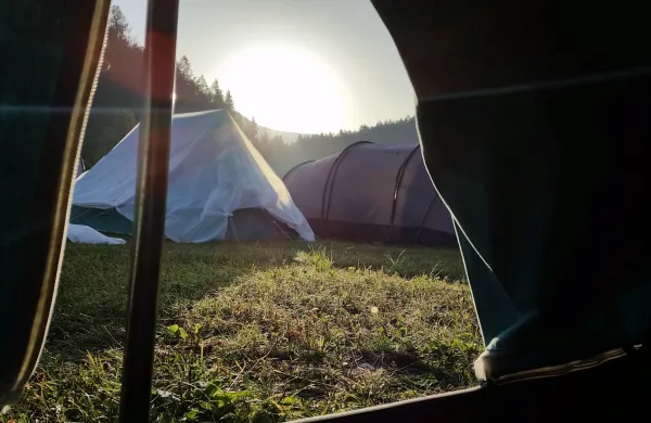 Mojstrana.Soncni vzhod iz sotora.