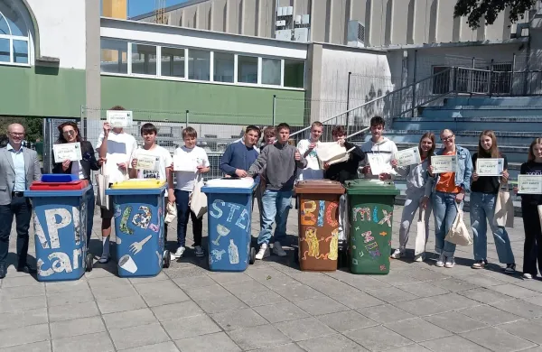 unikatnih zabojnikov za ločeno zbiranje odpadkov.