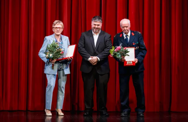nagrajenca Občine Kanal ob Soči Adrijana Veli&scaron;ček, župan Mihe Stegel Zvonimir Ponikvar (desno)
