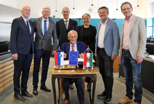 Bri&scaron;ki župan Franc Mužič ob vpisu v knjigo gostov glavnega mesta dežele Celovec skupaj z županom Christianom Scheiderjem, Majo Balant Slobodjanac, Aloisom Dolinarjem, Stefanom Lesjakom, Bernhardom Sadovnikom in Martinom Pečarjem