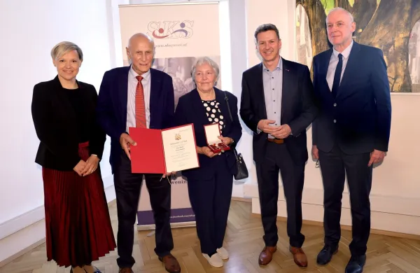 Franc Mužič s častnim znakom Dežele Koro&scaron;ke. Ob njem (z leve) Maja Balant Slobodjanac, Mužičeva soproga Jožica, Daniel Fellner in Bernhard Sadovnik.