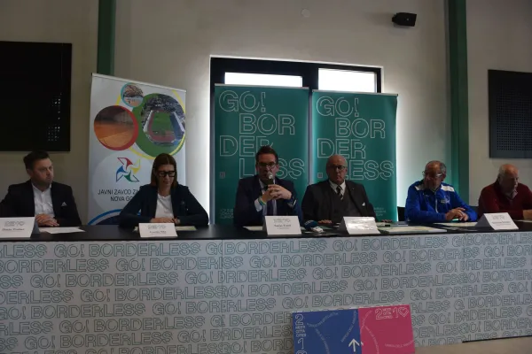 Pohod prijateljstva Nova Gorica, od leve Darjo Trobec zavod za &scaron;port nova gorica, Lucija Sila (Zavod Go 2025!), župana Samo Turel in Rodolfo Ziberna, xy Gruppo Marciatori Gorizia) in Vojko xy (&Scaron;D Mark). 